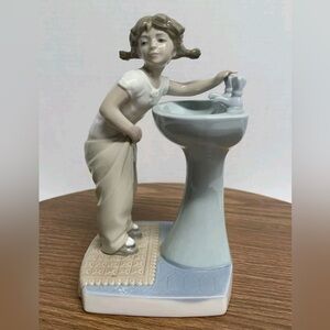 LLADRO "Clean Up Time" #4838 Pedestal Sink Glazed Finish Retired EUC